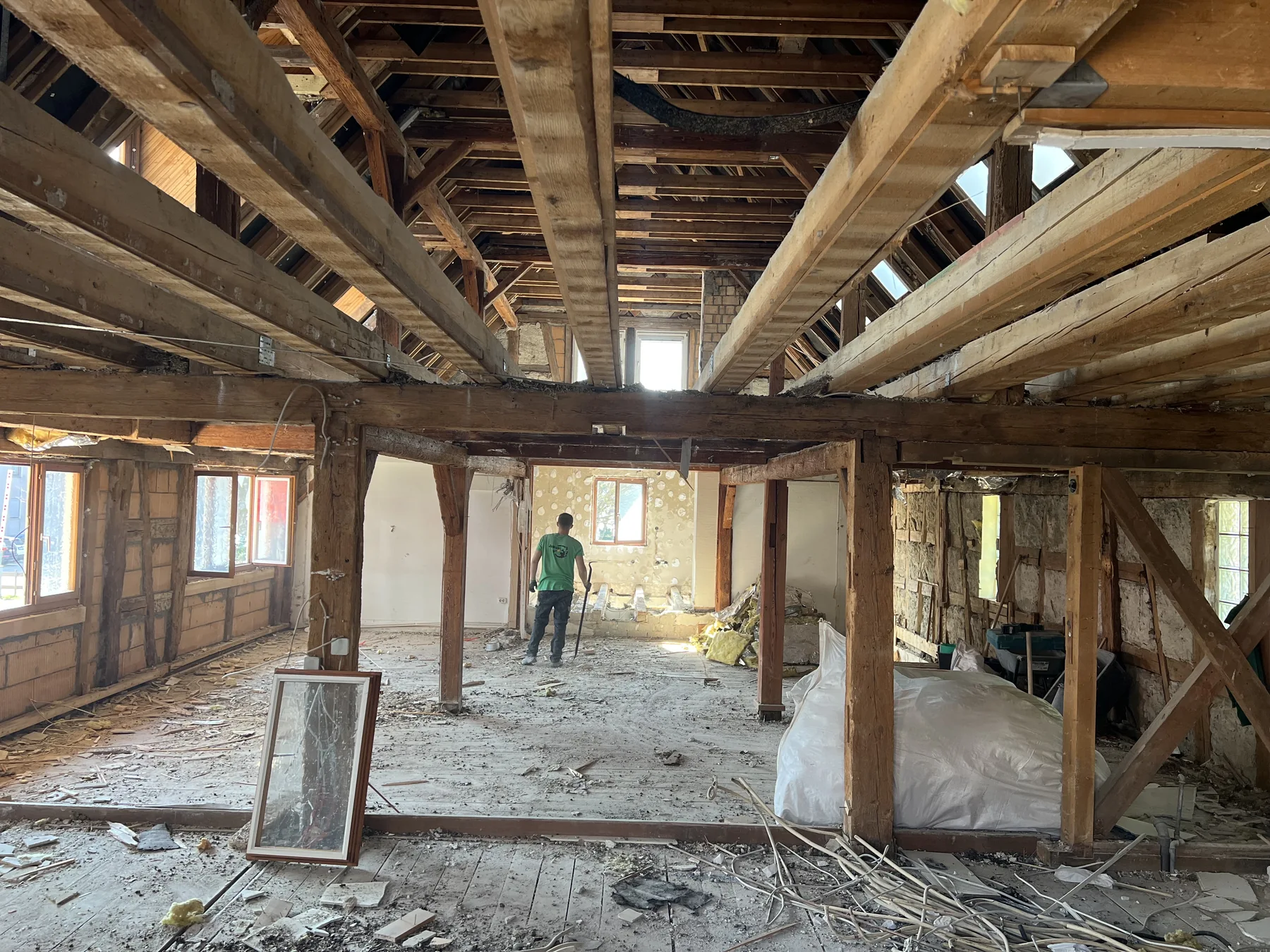 Freigelegte Holzkonstruktion nach dem Innenrückbau eines Bestandsgebäudes
