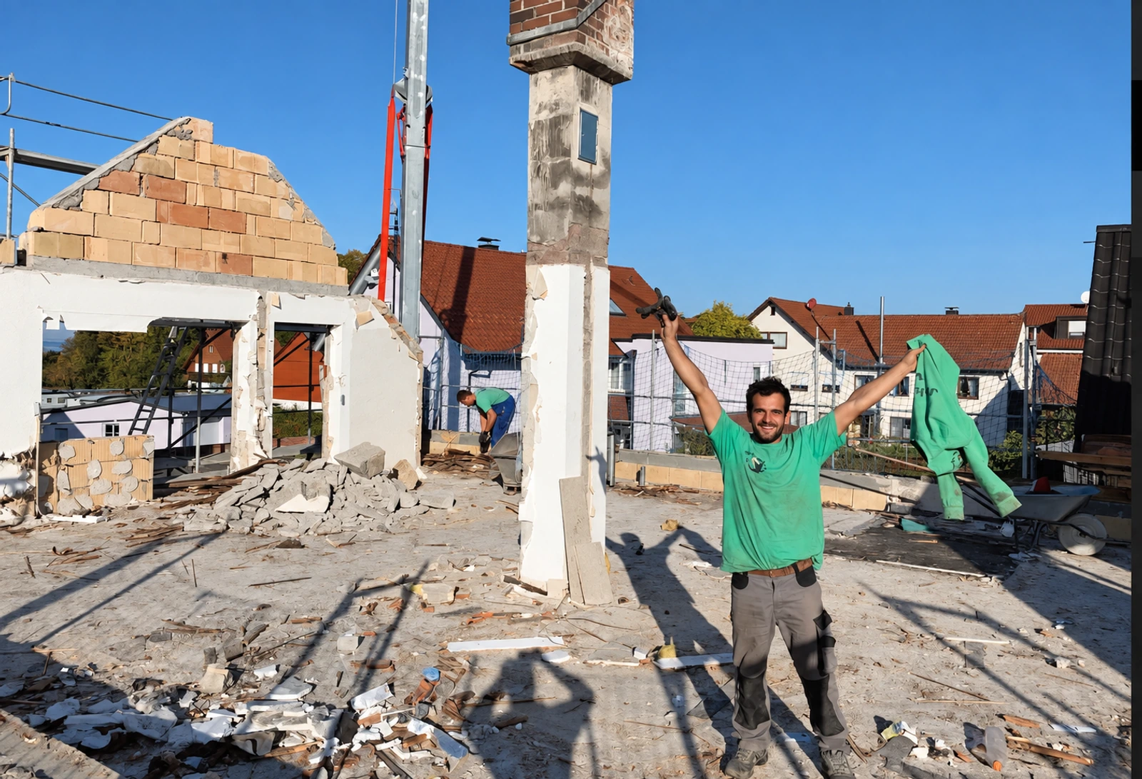 JAKOBI-Mitarbeiter auf einem Gebäude mit zurückgebautem Dach