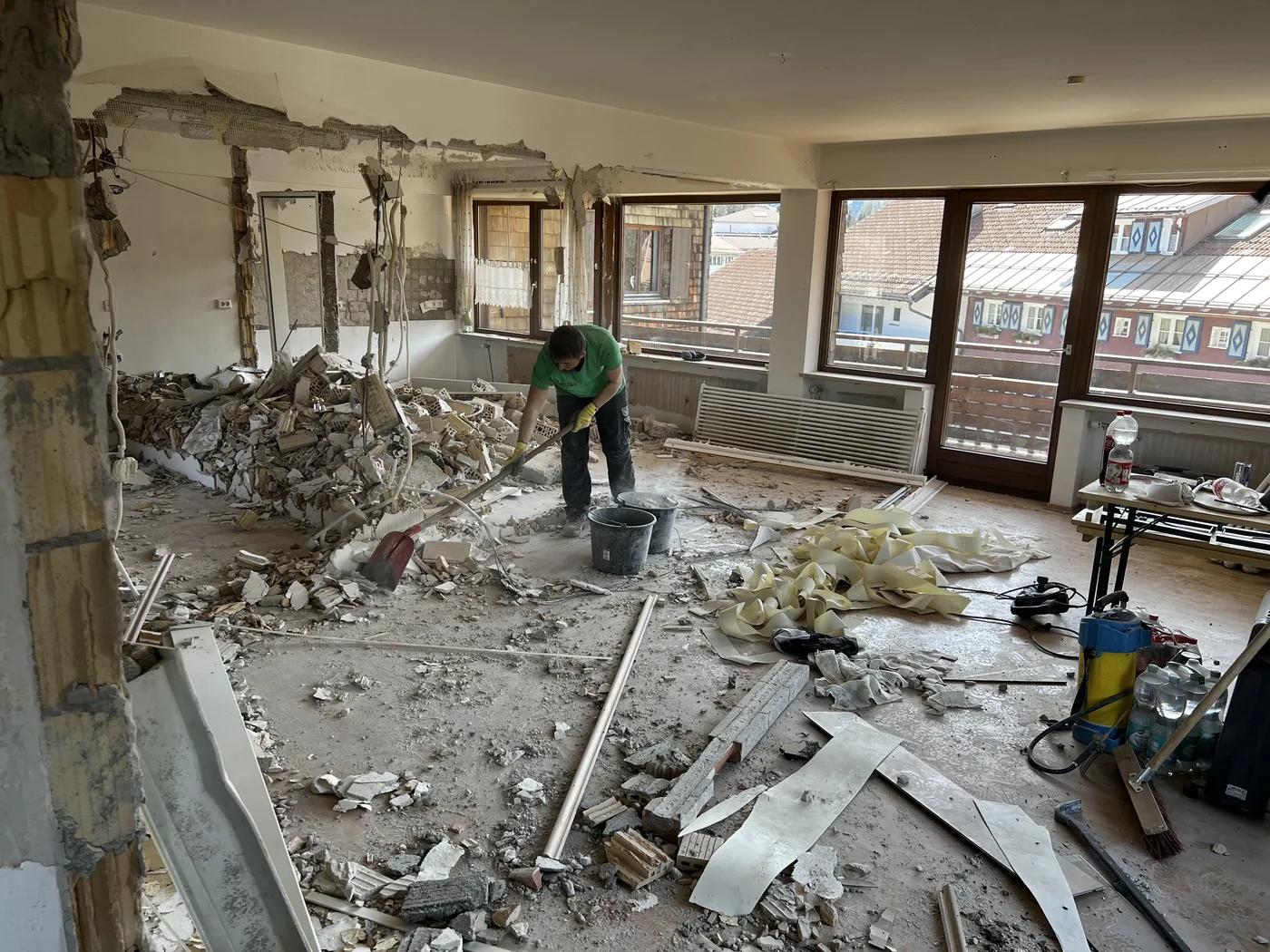 Abbruch einer Innenwand in der Schloss-Apotheke Friedrichshafen