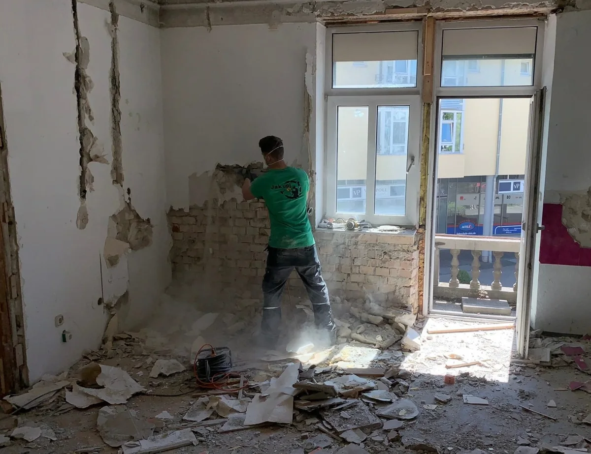 Mitarbeiter von JAKOBI beim gezielten Rückbau einer Innenwand